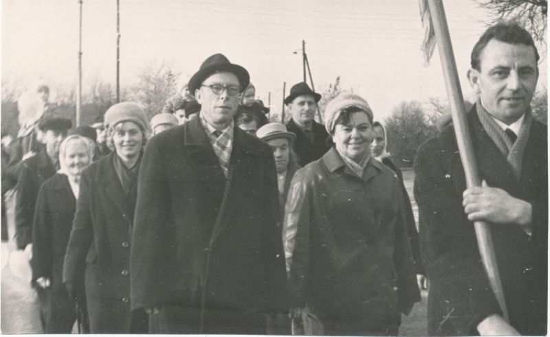 Foto. Suure Sotsialistliku Oktoobrirevolutsiooni 50. aastapäeva pidustused Haapsalus. Töötajad rongkäigus. 1967.