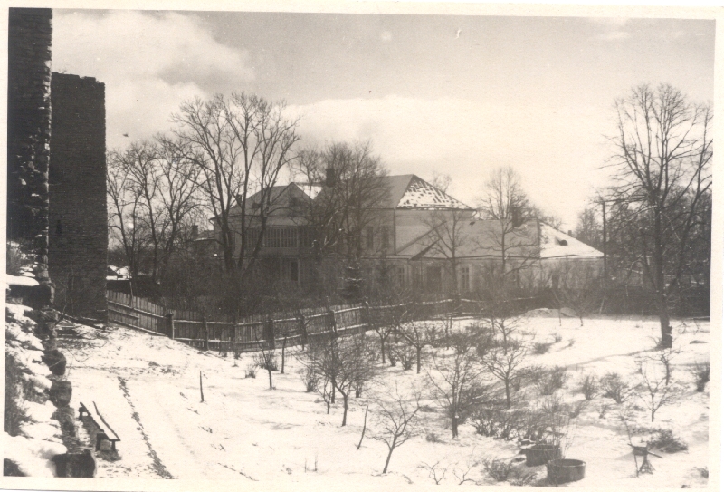Foto. Haapsalu haigla, endine B. De la Gardie loss. Vaade linnusemüüri jalamilt, aprill 1949.