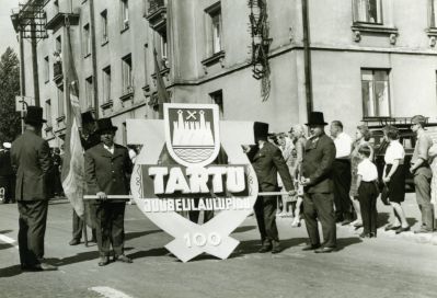 Juubelilaulupidu: laulupeorongkäik Narva mäel. Tartu, 1969. Foto E. Selleke.