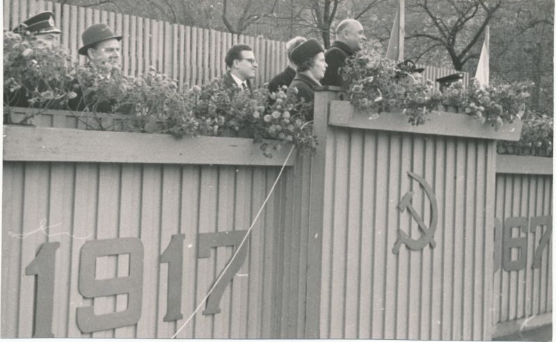 Foto. Suure sotsialistliku Oktoobrirevolutsiooni 50. aastapäeva pidustused Haapsalus. Vaade paraadi tribüünile. 1967.
