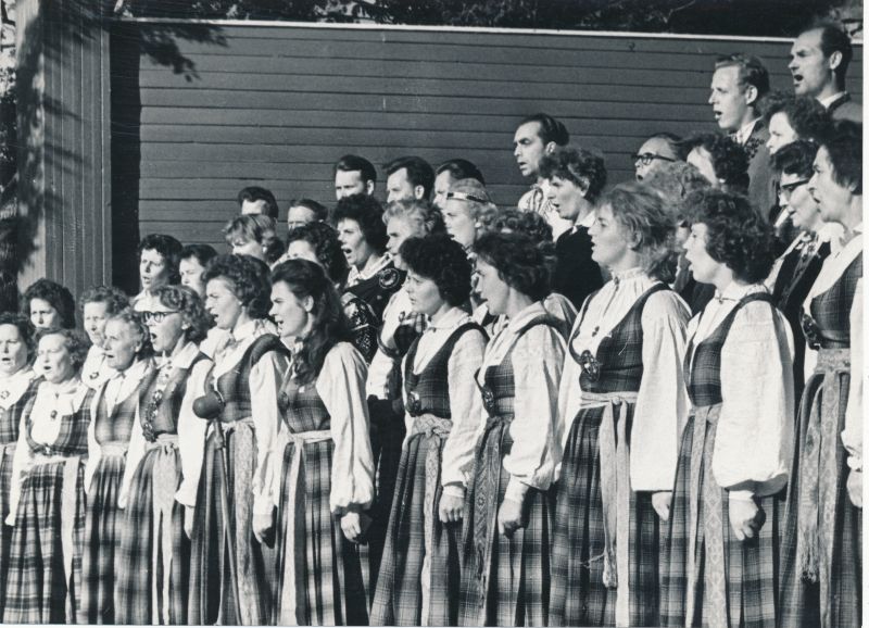 Foto. Eesti NSV 25. aastapäevale pühendatud laulupidu. Segakoor laululaval. 1965.