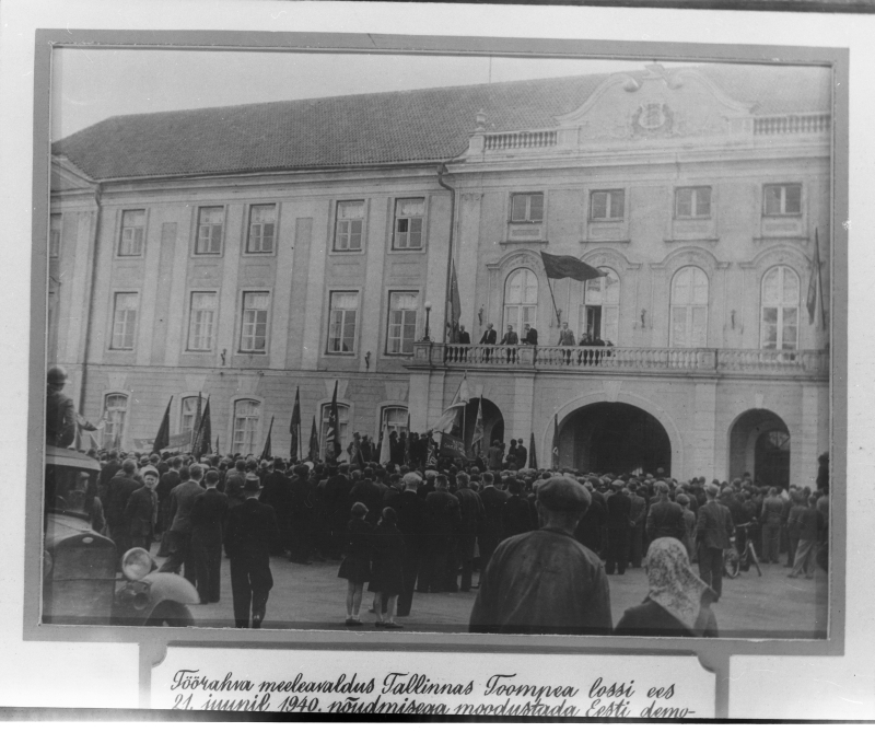 Demonstratsioon Kadrioru lossi ees.