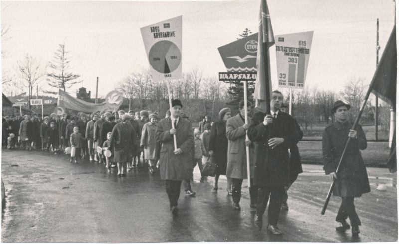 Foto. Suure Sotsialistliku Oktoobrirevolutsiooni 50. aastapäeva pidustused Haapsalus. Töötajate rongkäik. 1967.