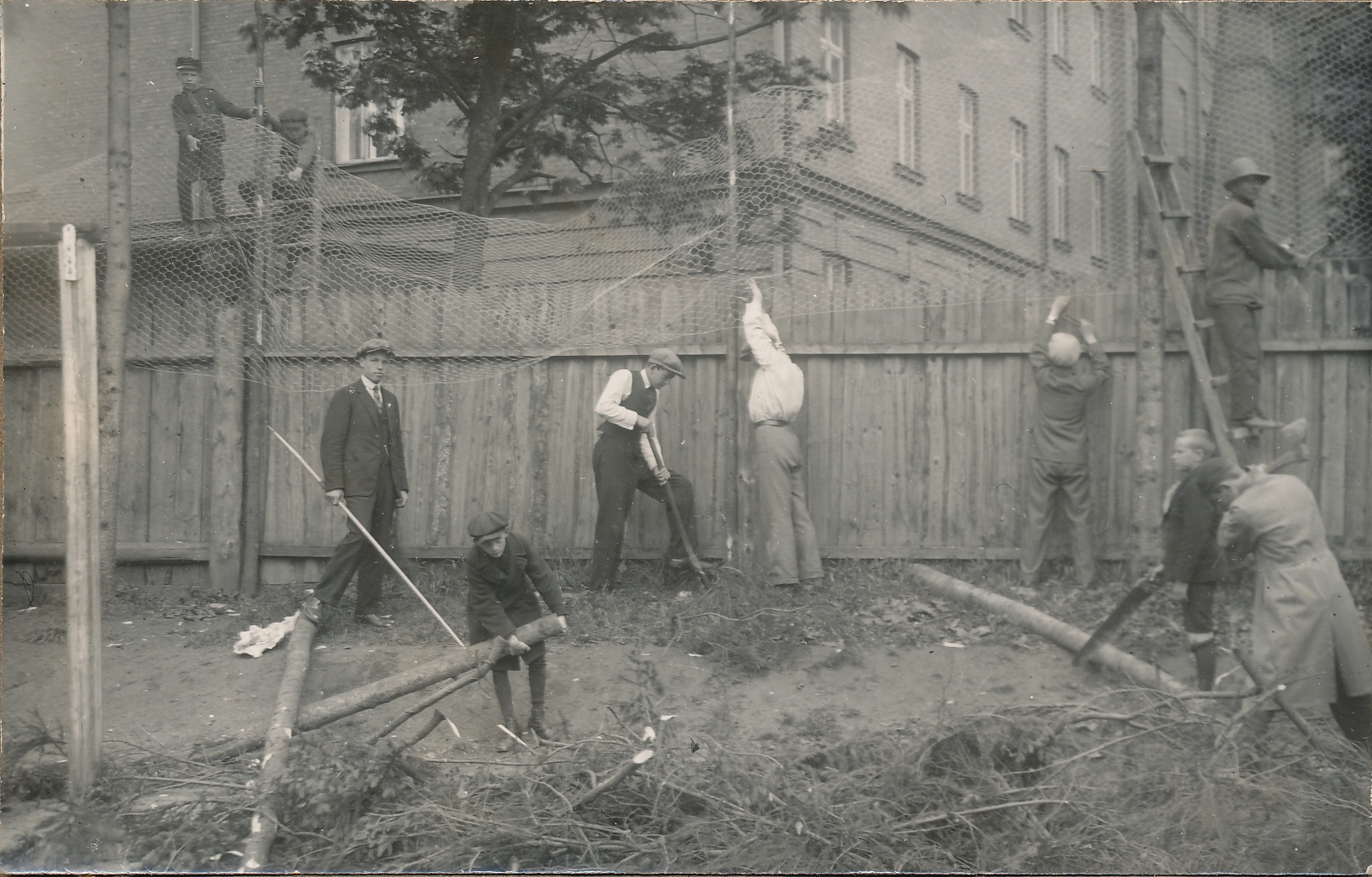 Tartu NMKÜ tegelased aeda parandamas