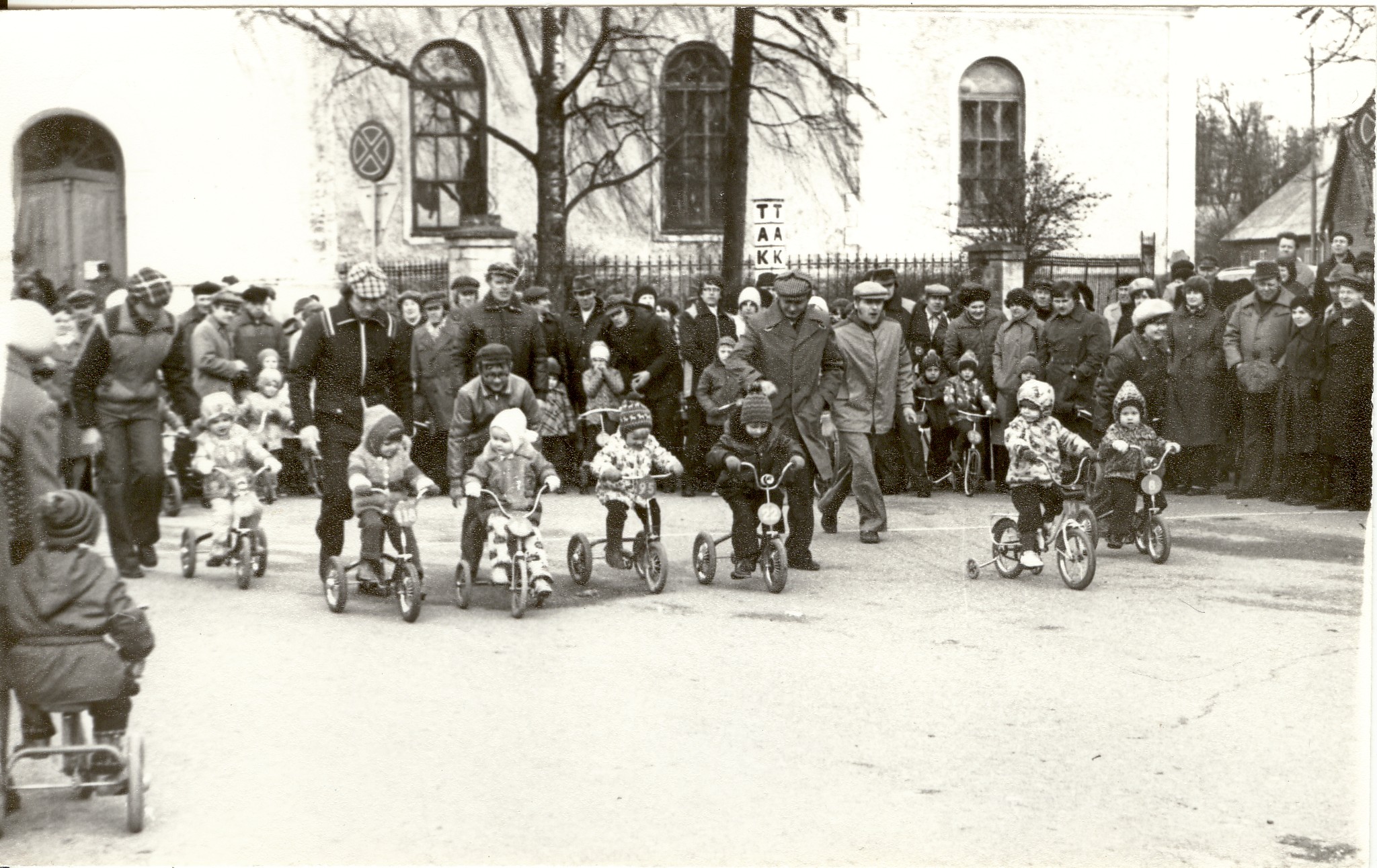 foto, laste jalgrattavõistlused 1.mail 1979.a. Paides