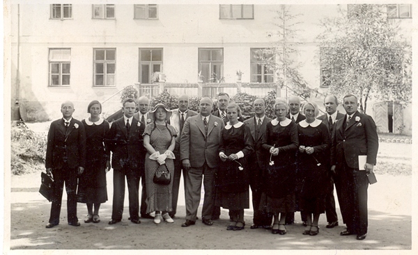Foto Tartu Reaalkooli 1910. a. abituriendid mais 1935 koos 1935. a õpilastega