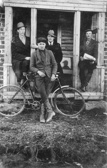 Mehed jalgrattaga