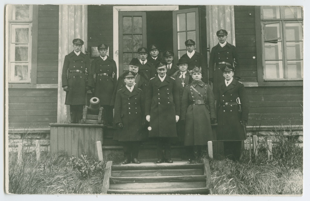 Eesti merejõudude juhataja admiral Salza koos ohvitseridega Mereväe ekipaaži hoone ees 1928.a.