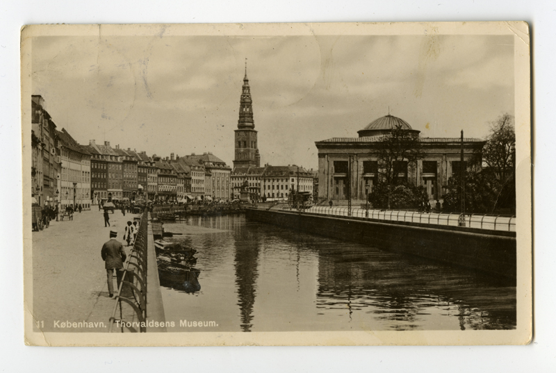 Fotopostkaart. Kopenhaagen'i vaade Thorvaldseni muuseumiga