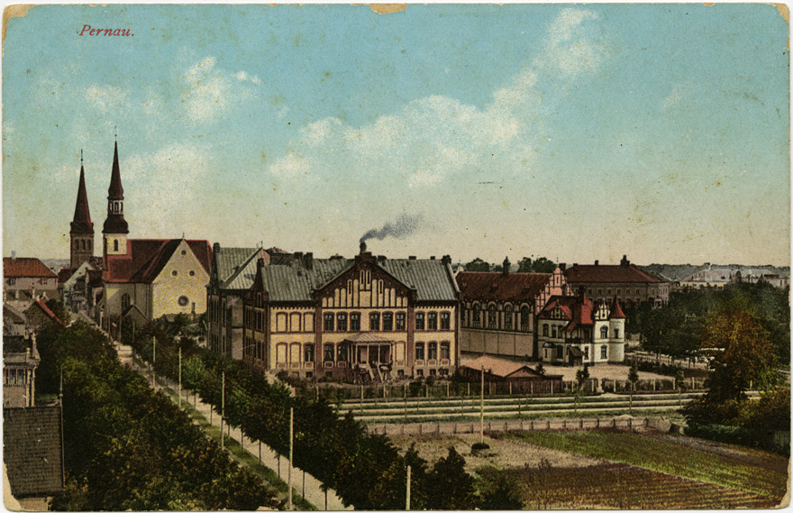 Nikolai tänav ja allee - keskel Nikolai ja Elisabethi kirikud, paremal Pärnu Tütarlaste Gümnaasium