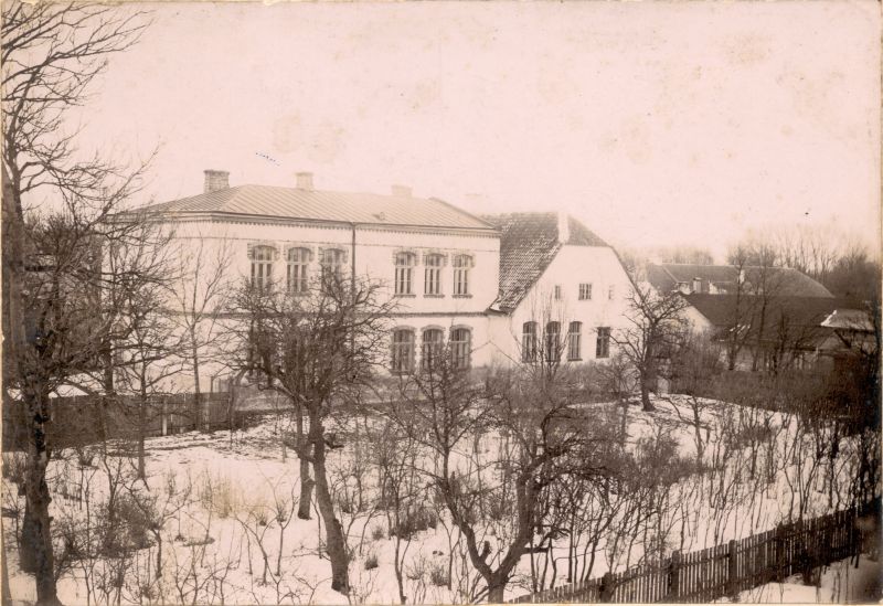 Foto. Haapsalu Linnakool, Kalda tn. 6. u. 1890.a. Paremal vana Kreiskool. (1804-1886.a.) Mustvalge.