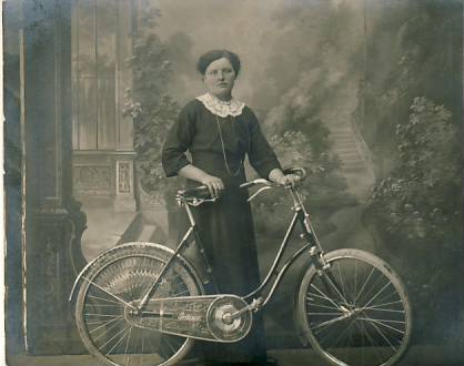 Naine jalgrattaga