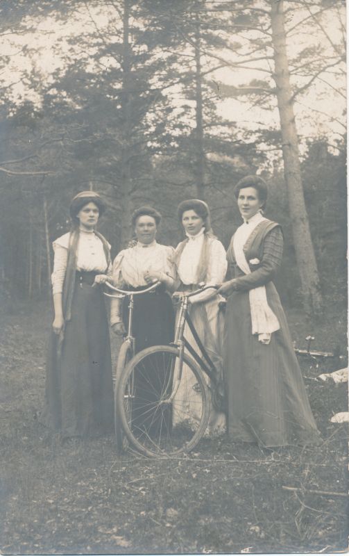 Foto. Grupipilt metsas (neli naist). Enne 1914.