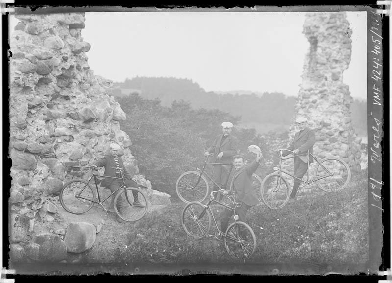 fotonegatiiv, Viljandi lossimäed, jalgrattad, mehed (4), 1902, foto J.Riet