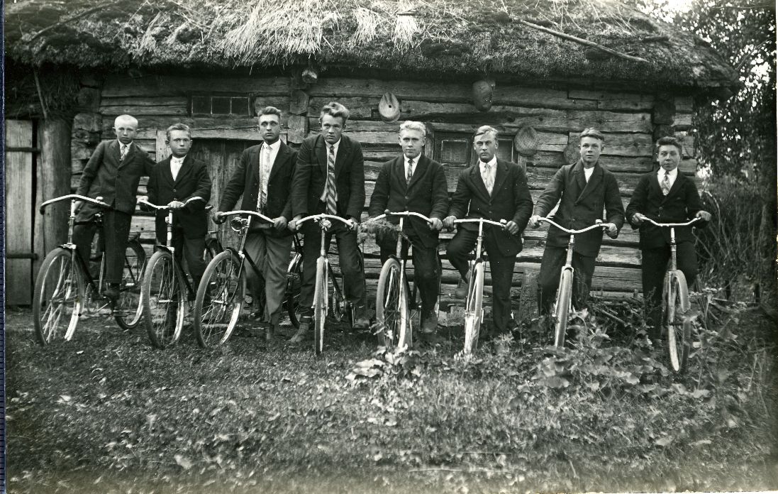 Grupp noormehi jalgratasega