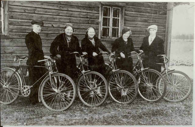 fotokoopia mehed-naised jalgratastega Jändja 1939