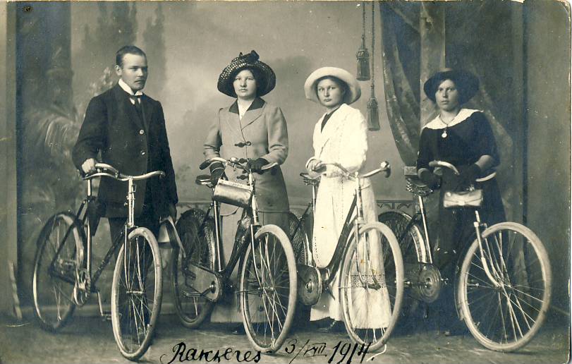 Noored jalgratastega