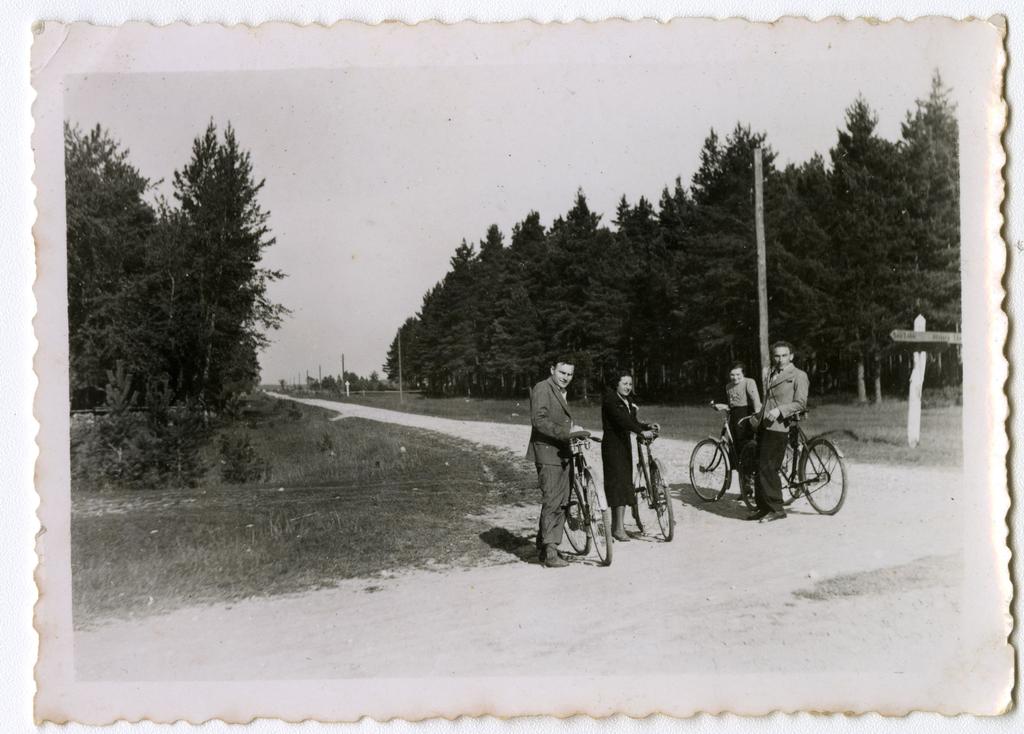 Grupp jalgrattamatkajaid Kaarma kalmistu juures teeristil