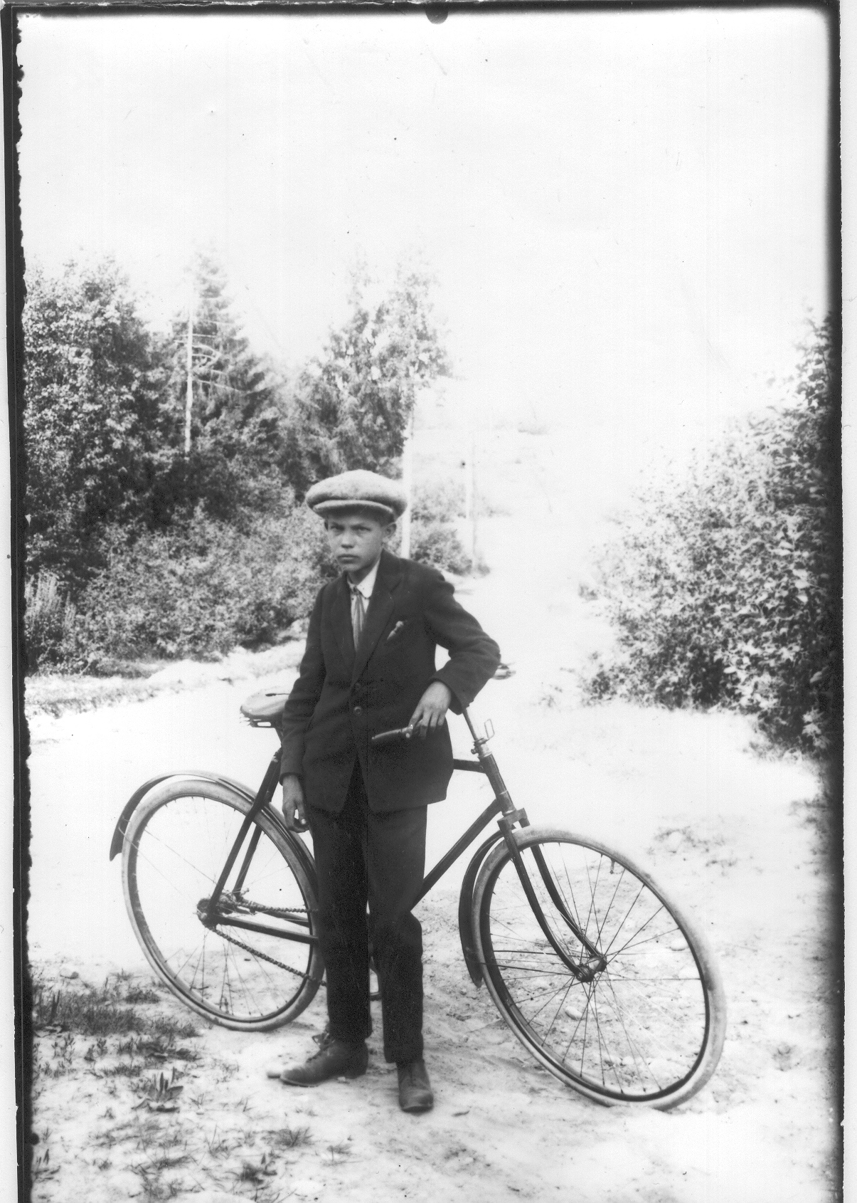 Foto ja negatiiv. Noormees Herbert  jalgrattaga 16.juulil 1925.a. August Plaksi foto.