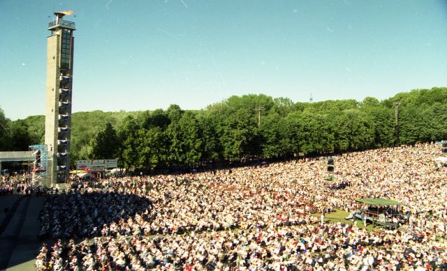 Fotonegatiiv. XIII üldlaulupidu ja XVI üldtantsupidu 2.- 4. juulil 1999 Tallinnas. Vaade tuletornile ja publikule.