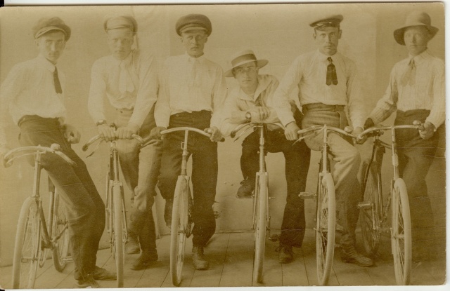 foto mehed jalgratastega 1917