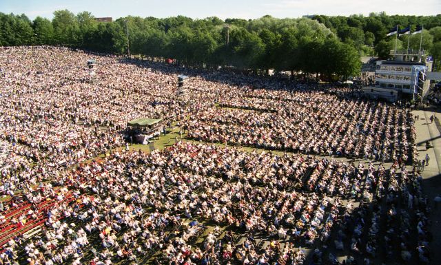 Fotonegatiiv. XIII üldlaulupidu ja XVI üldtantsupidu 2.- 4. juulil 1999 Tallinnas. Aerofoto publikust.