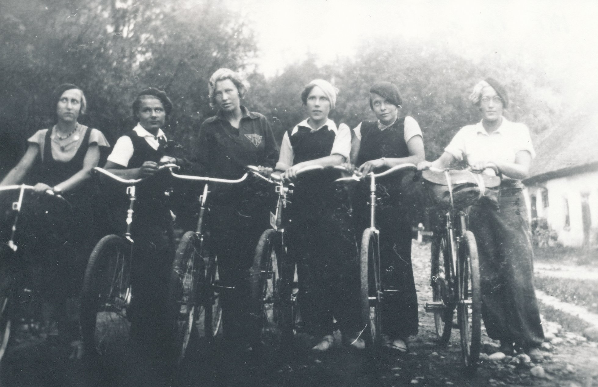 Foto. Võru võrkpallivõistkonna naised jalgratastega teel Kuldresse võistlustele 22.juulil 1934.aastal.