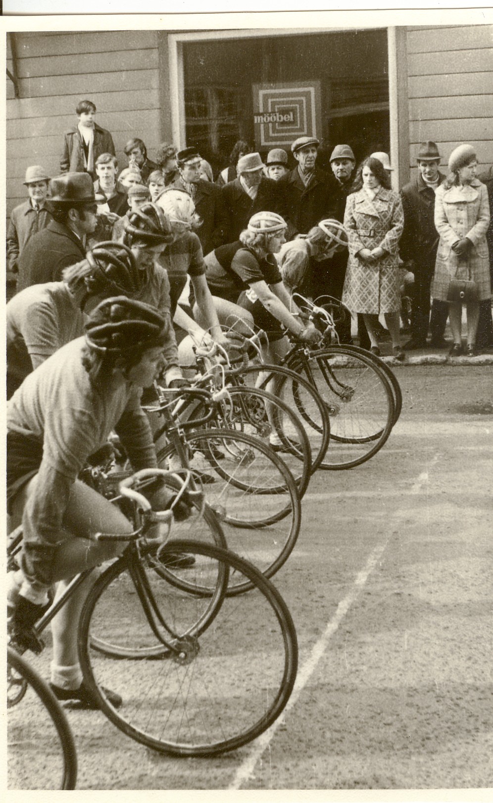 foto, jalgratturid Paide tänavasõidu stardis 1974.a.