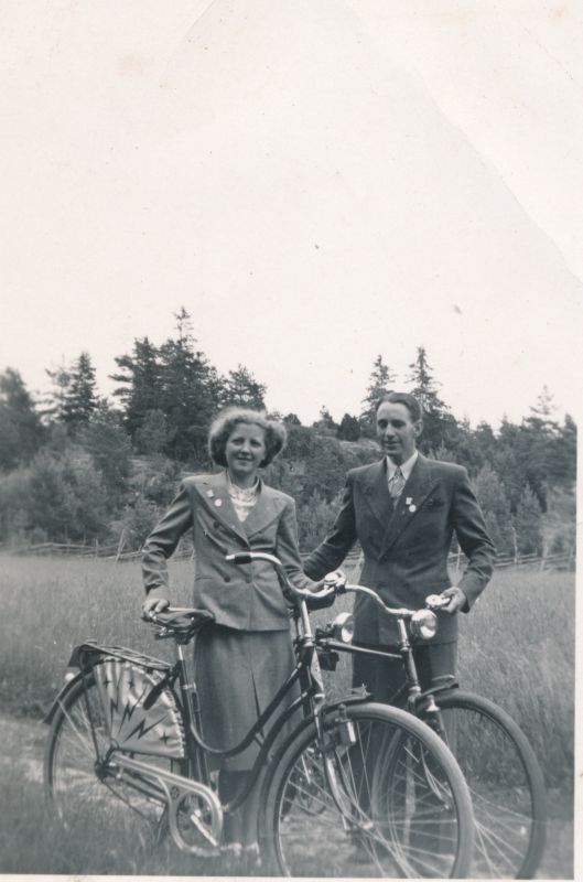 Foto. Naine ja mees jalgratastega looduses. 1941. Albumis HM 8466:1. Kuulunud kapten Harald Dampffile.