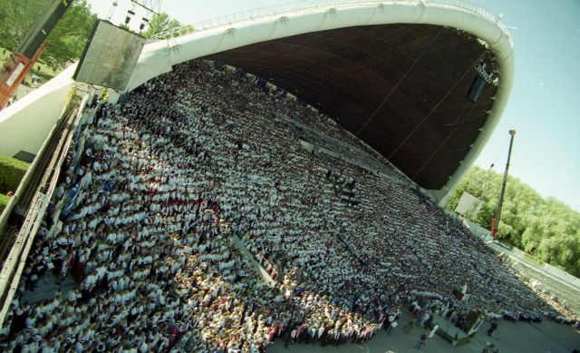 Fotonegatiiv. XIII üldlaulupidu ja XVI üldtantsupidu 2.- 4. juulil 1999 Tallinnas. Vaade lauljatele kaare all.