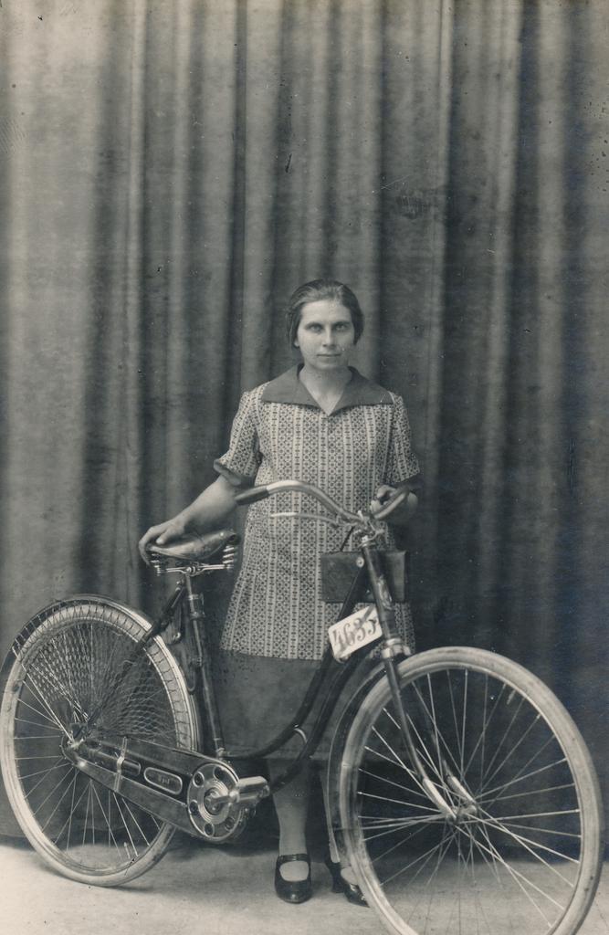 Naine jalgrattaga