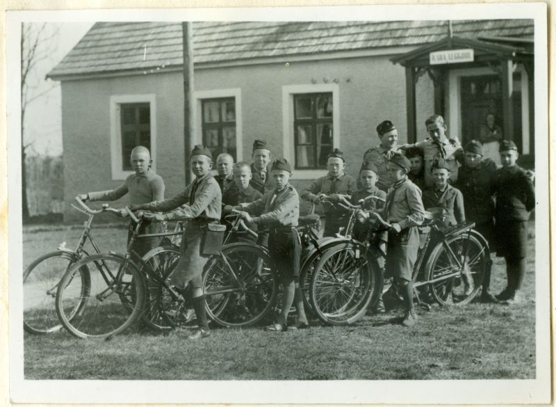Foto. Raba noorkotkaste rühm ratastega, taustaks koolimaja. 1939. Asub HM 8606.
