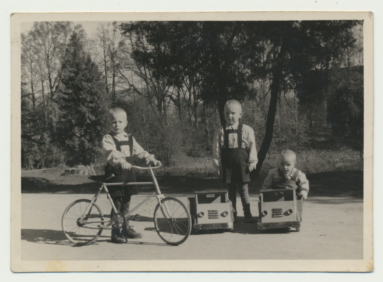 foto lapsed õues, jalgratas, mänguautod sh H.Vares, Puiatu 12.06.1950