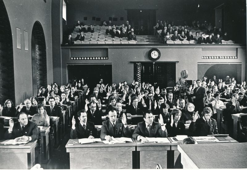 Foto. ENSV Ülemnõukogu üheksanda koosseisu saadikud võtavad üheksandal erakorralisel istungjärgul vastu ENSV konstitutsiooni (1977)