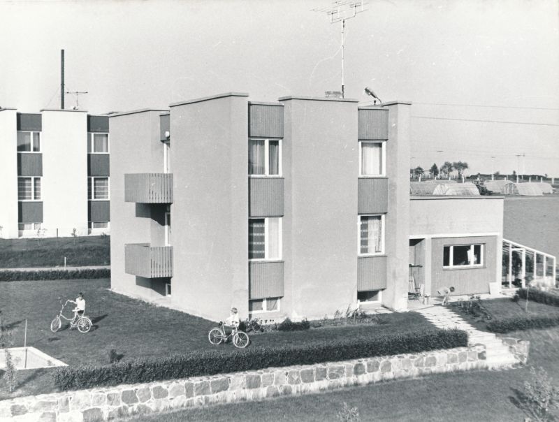 Foto. Ühepereelamud Saadjärve kolhoosis 1982