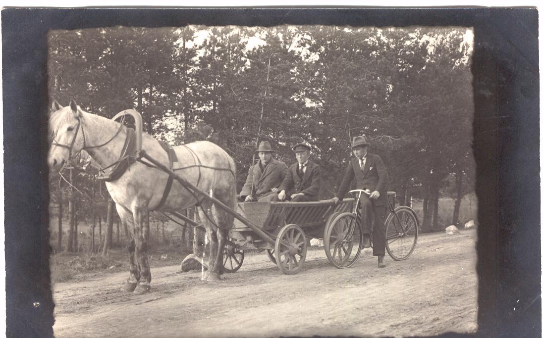 Foto Haanja meeste hoburakend ja jalgrattur Kubija teel 1922.a.