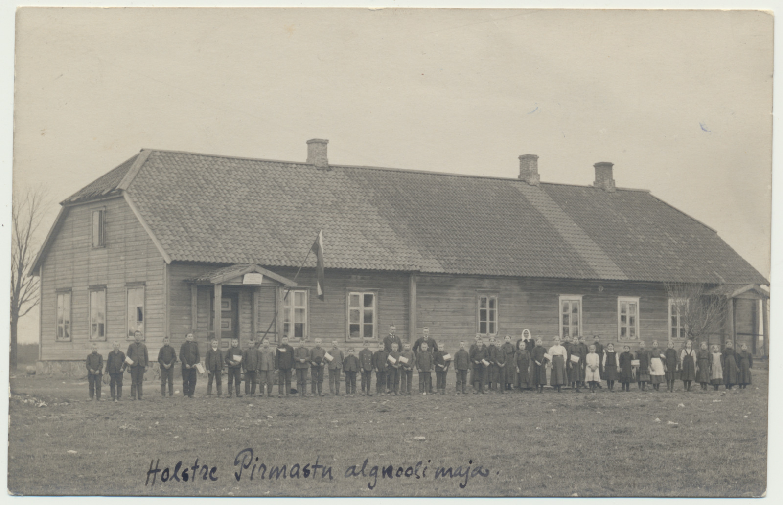 foto Paistu khk Pirmastu algkool, maja, õpilased u 1910