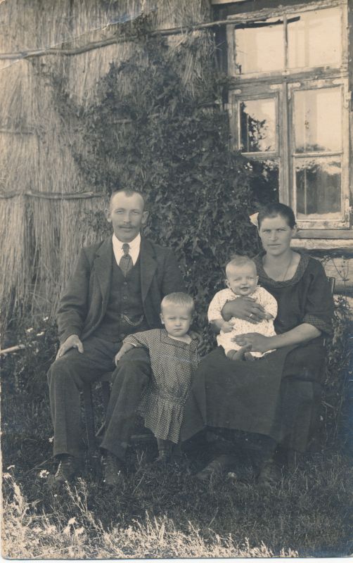 Foto. Grupifoto - perekond maja ees. 1920nd. Mustvalge.