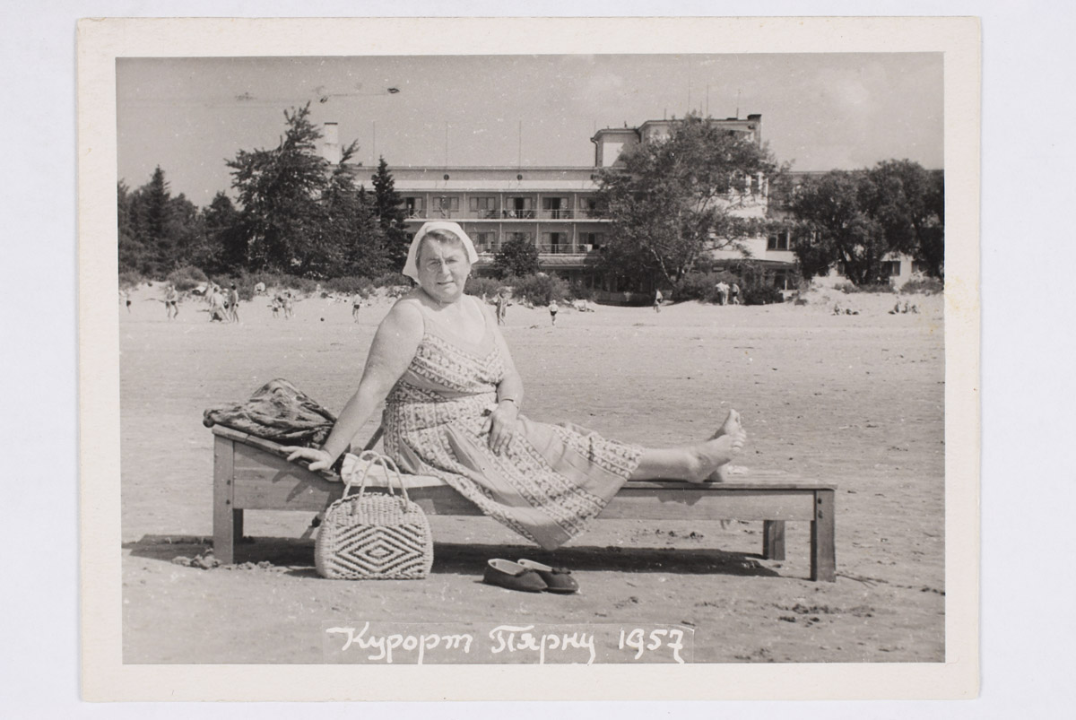 V. Kivistik Pärnu rannas suvitamas 1957. aastal.