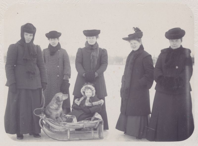 Foto. Daamid lapse ja koeraga Haapsalus talvisel viigil. 1905. Albumis HM 8466:1, kuulunud kapten Harald Dampffile.