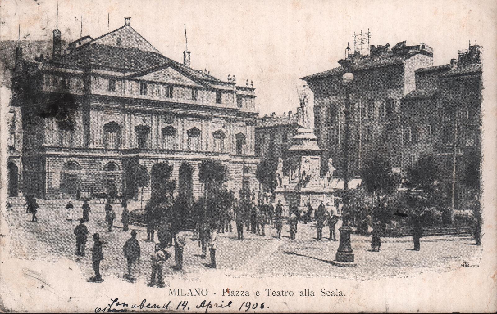 Mustvalge fotopostkaart vaatega La Scala Ooperiteatri esisele platsile.