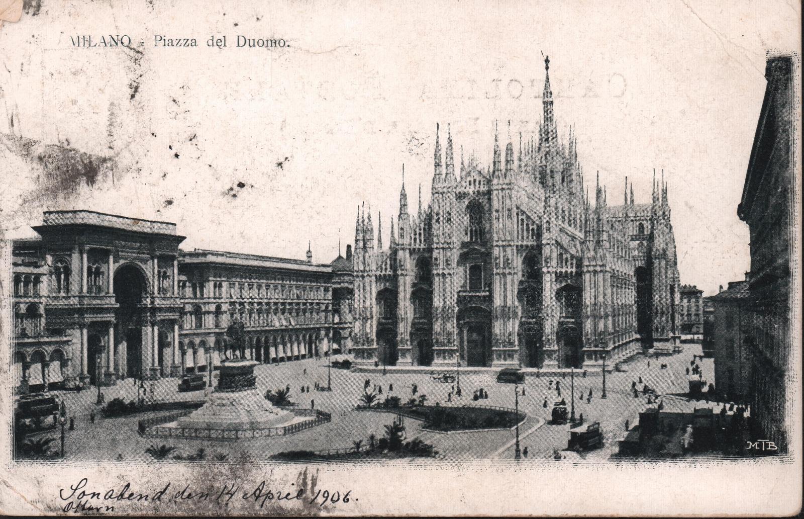 Mustvalge fotopostkaart vaatega Milano toomkiriku platsile.