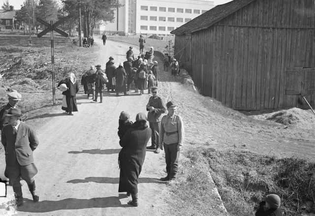 The inhabitants of Suojärve Hyrsylä's quarantine camp returning from warfare to Helsinki Viikki