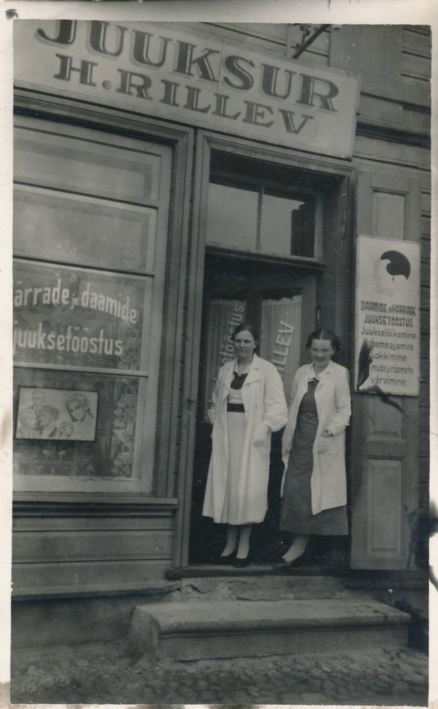 Juuksur H. Rillev. 2 töötajat juuksuritöökoja trepil. Tartu, 1930-1940.
