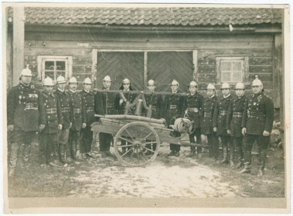 Käsipritsi 5 jaoskonna meeskond Viljandi vana pritsimaja ees
