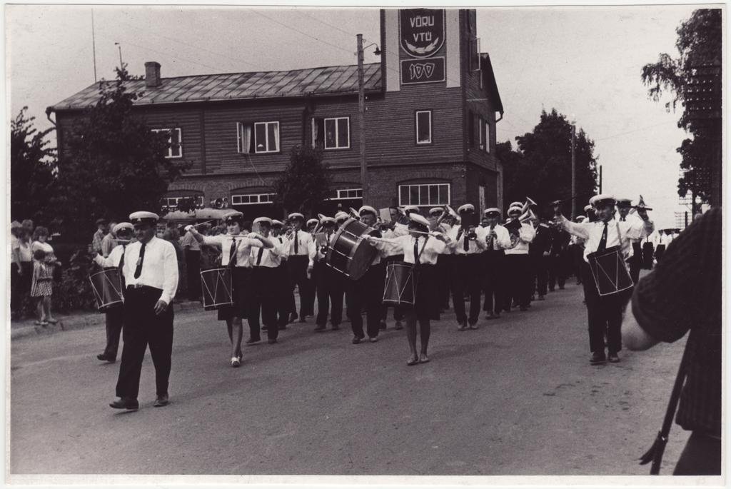 Võru VTÜ 100.a. tähistamine: orkester rongkäigus, 1967.a.