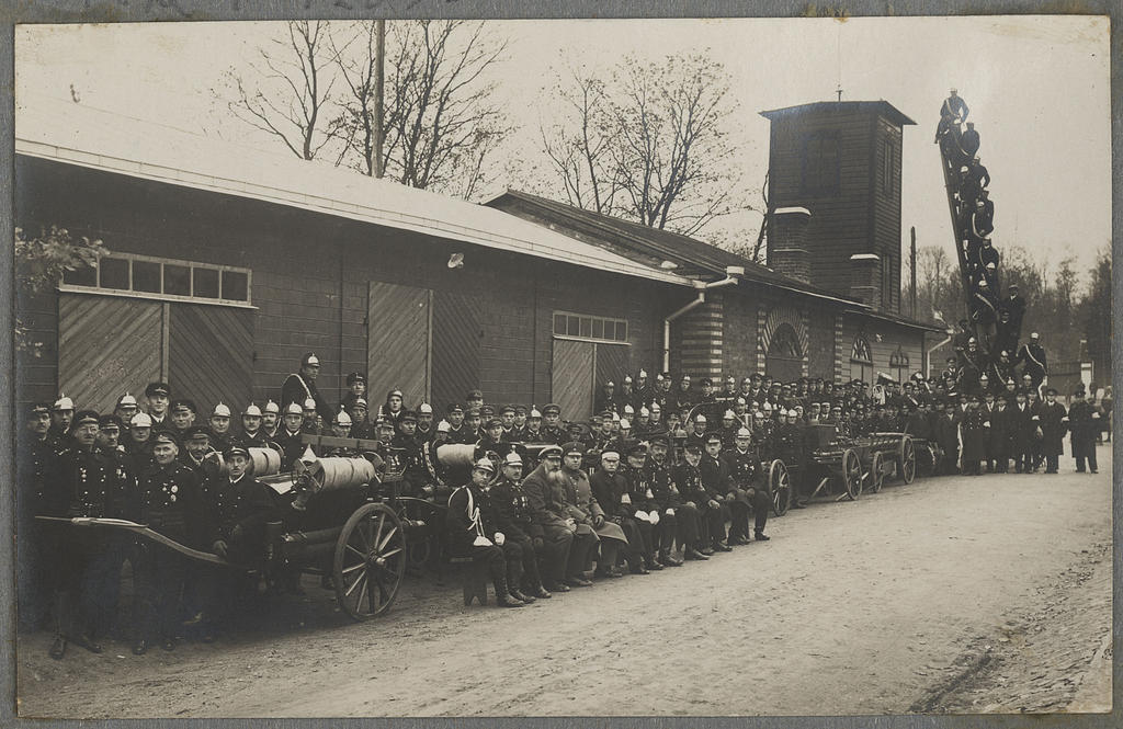 Paide VTÜ liikmed tuletõrjedepoo ees.