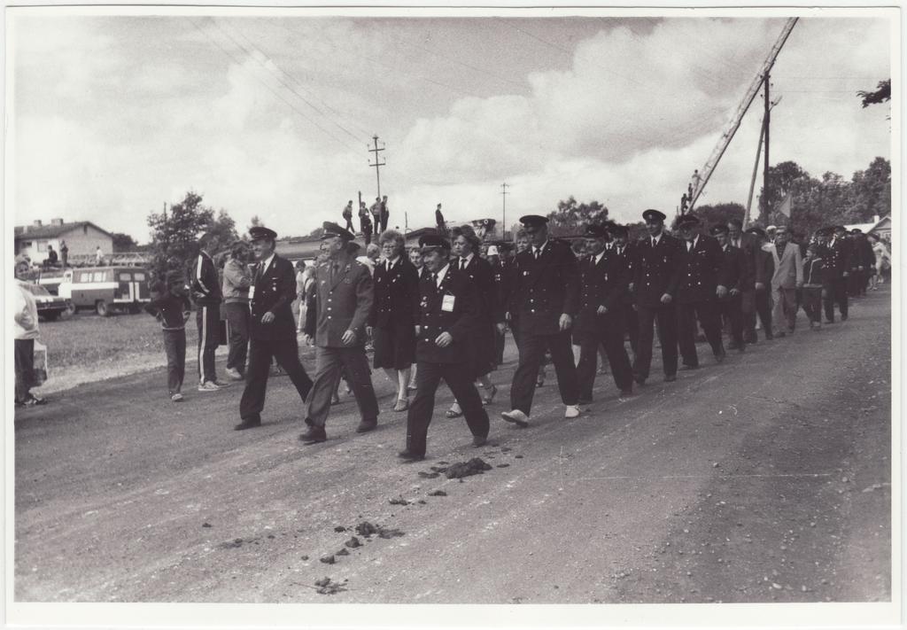 Eesti vabatahtliku tuletõrje 200. aastapäeva tähistamine: tuletõrjujad paraadil, 1988.a.