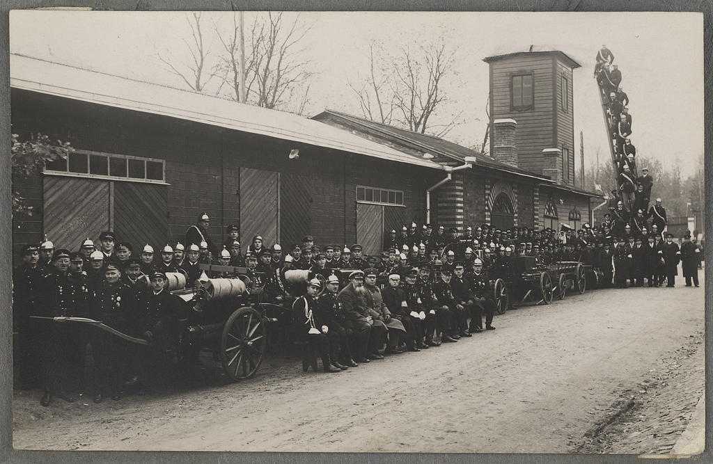 Paide VTÜ liikmed oma hoone ees, 1932.a.