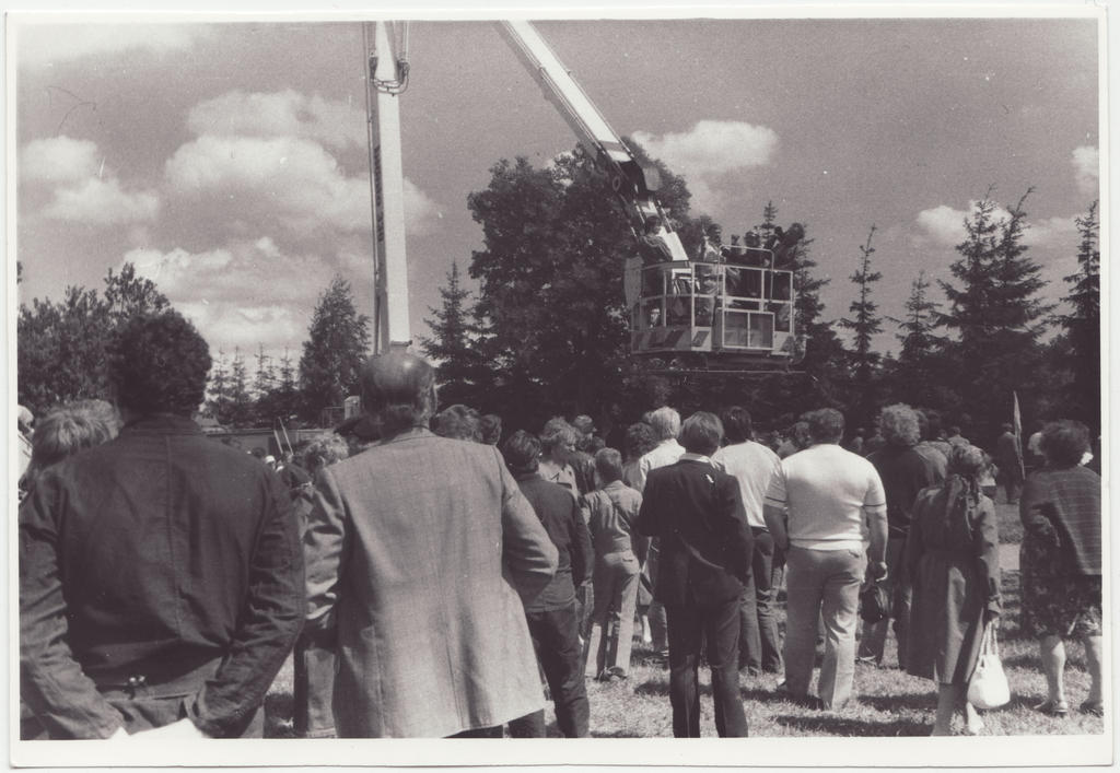 Eesti vabatahtliku tuletõrje 200. aastapäeva tähistamine: liigendtõstuki "Bronto" tegevust jälgimas, 1988.a.